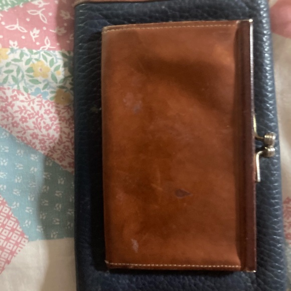 Vintage Dooney and Bourke wallet. - Picture 2 of 3
